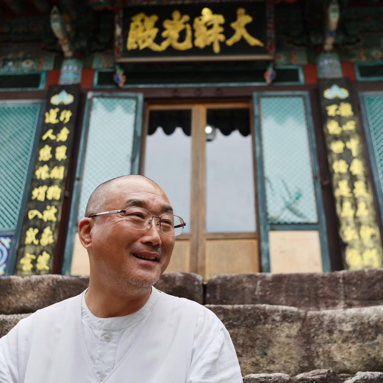 Ven. Jibong, the founder of Yeongcheon History Museum, speaks about Minganinswaejobo, the world’s first commercial newspaper, at Yonghwasa temple in Yeongcheon, North Gyeongsang Province.Photo © 2020 Hyungwon Kang