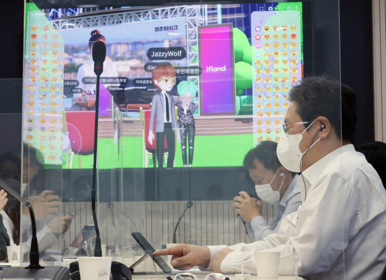 Culture Minister Hwang Hee watches virtual performances and talks with young participants in the metaverse, at the Culture Ministry’s office located in Yongsan, central Seoul, on Thursday. (Yonhap)