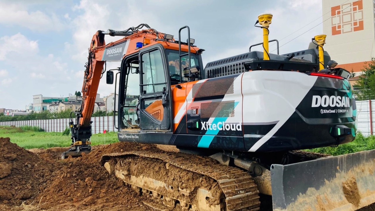 Doosan Infracore Co.'s excavator digs up ground in this photo provided by the construction equipment maker last Wednesday.(Construction Equipment Maker)