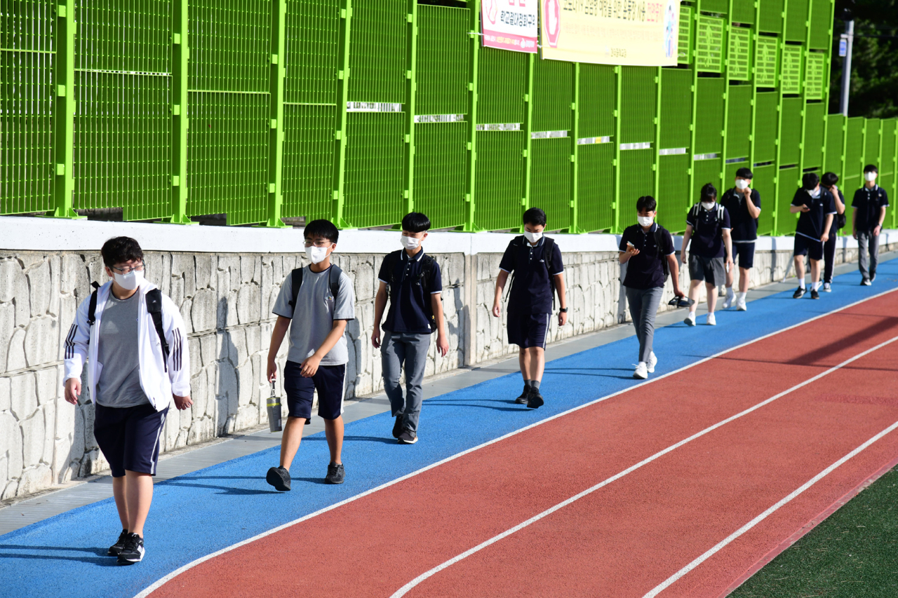 Middle students go to school to attend in-person classes in Jeju on Aug. 2 (Yonhap)