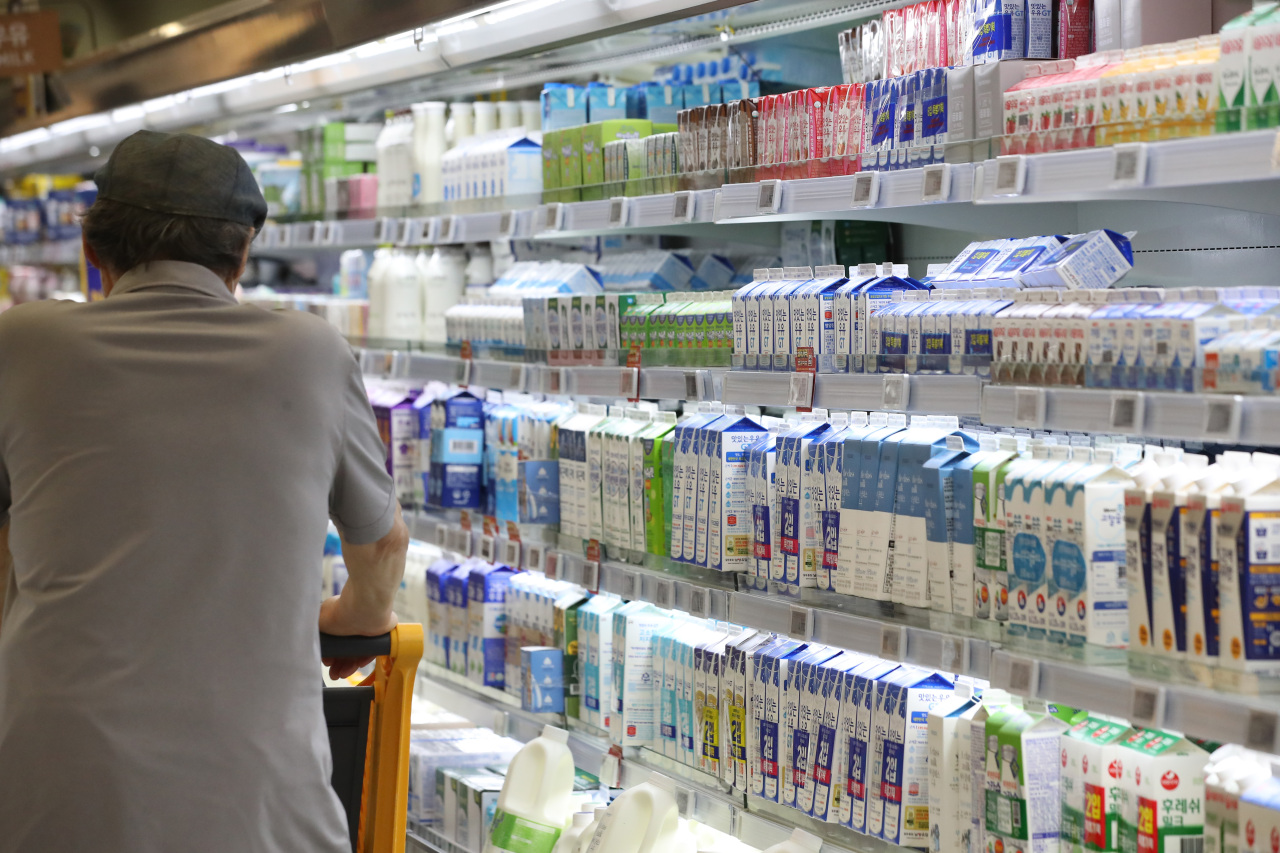 Containers of milk are being sold on refrigerator shelves a supermarket in Seoul. (Yonhap)