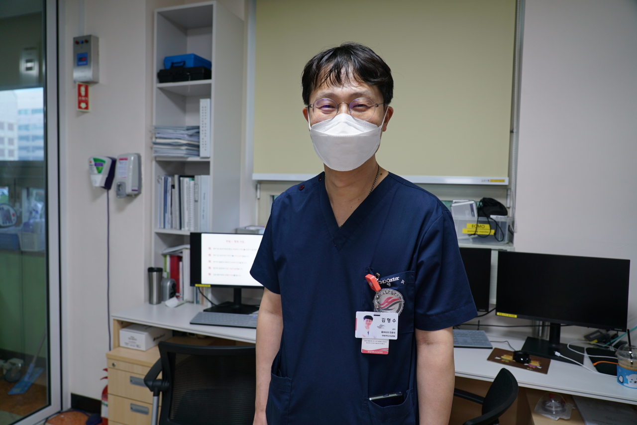Thoracic surgeon Dr. Kim Hyoung-soo stands next to a positive pressure room where a lung transplant patient is isolated. (Kim Arin/The Korea Herald)
