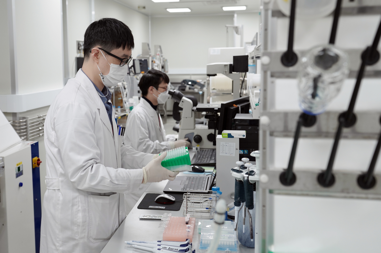 SK Bioscience researchers at the company's research facility in Seongnam, Gyeonggi Province (Yonhap)