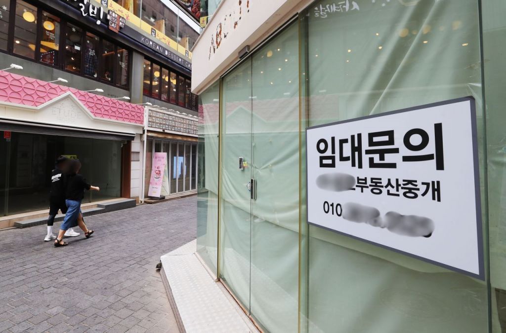 This file photo shows a nearly empty street in the shopping district of Myeongdong in central Seoul. (Yonhap)