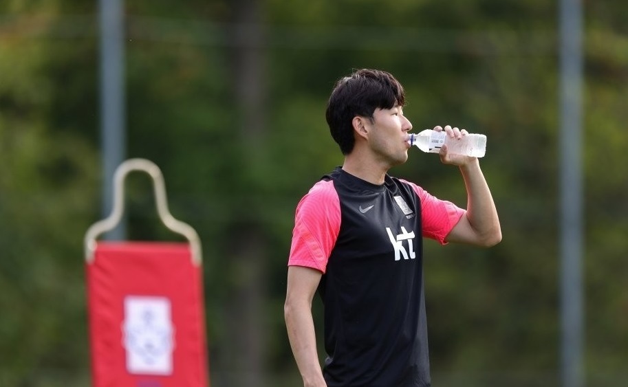 Son Heung-min, captain of the South Korean men`s national football team, drinks water during practice at the National Football Center in Paju, Gyeonggi Province, on Sept. 4, 2021, in this photo provided by the Korea Football Association. (PHOTO NOT FOR SALE) (Yonhap)