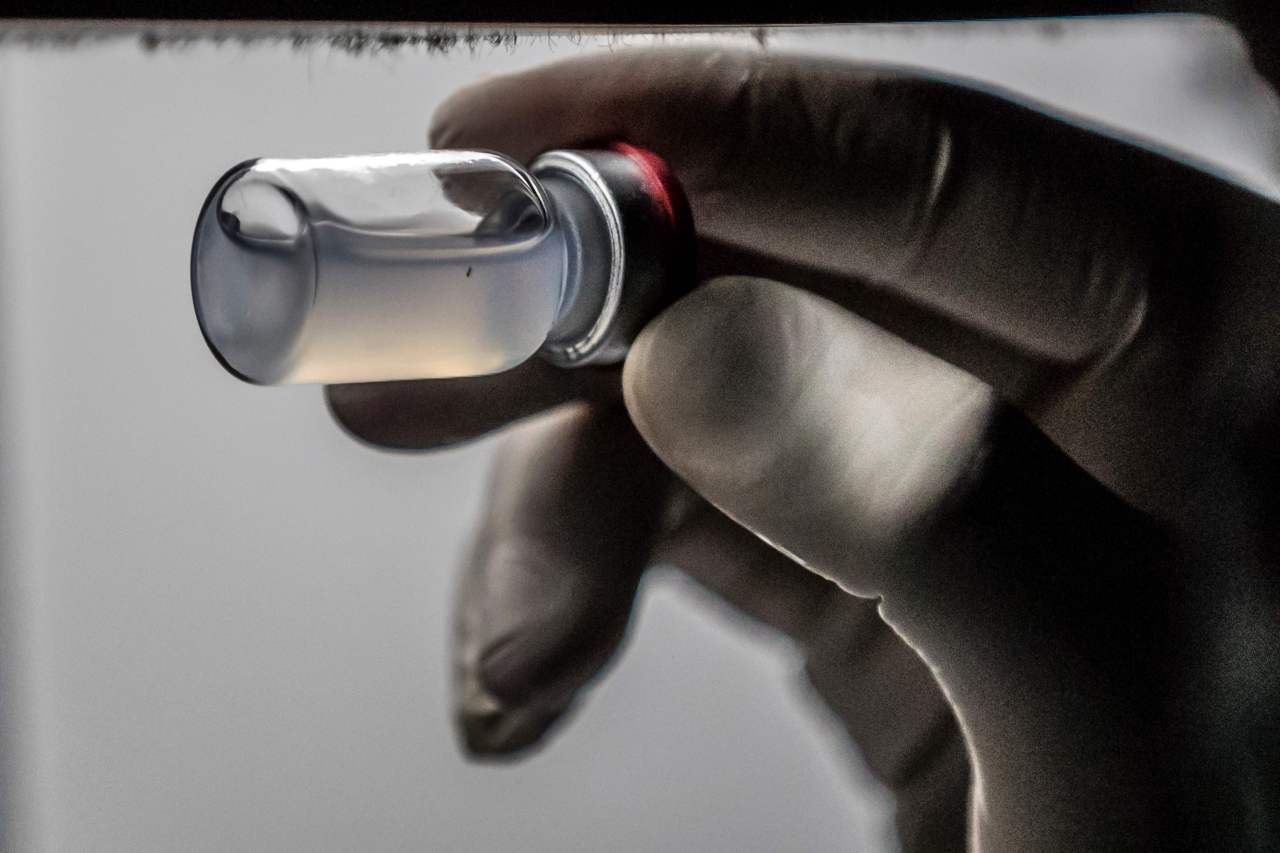 A laboratory technician holds a vial of a COVID-19 vaccine (AFP-Yonhap)