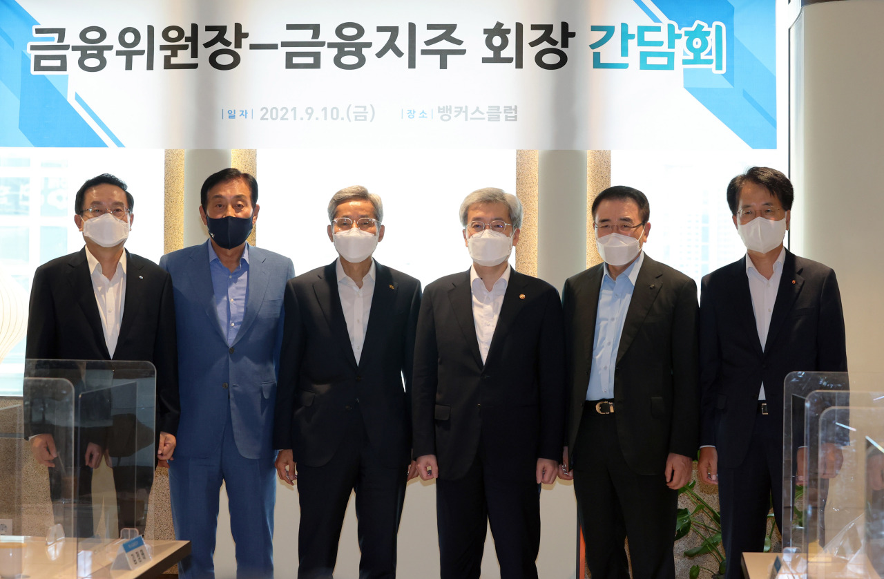 Financial Services Commission Chairman Koh Seung-beom (fourth from left) pose for a photo with heads of the five major South Korean banking groups -- Shinhan Financial Group Chairman Cho Yong-byoung, KB Financial Group Chairman Yoon Jong-kyoo, Woori Financial Group Chairman Sohn Tae-seung, Hana Financial Group Chairman Kim Jung-tai and NH NongHyup Financial Group Chairman Son Byung-hwan -- at the Korea Federation of Banks headquarters in central Seoul on Friday. (Yonhap)