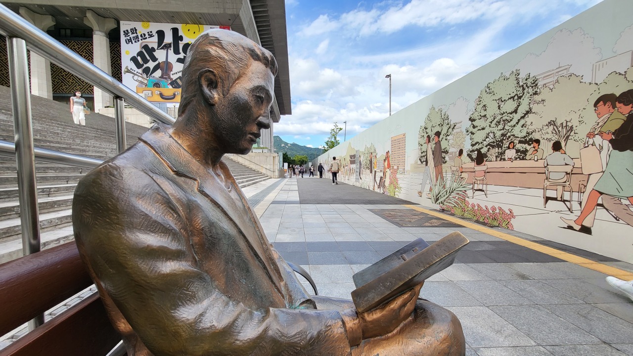 A statue of poet Jeong Ji-yong (1902-1950) reading on a bench at Gwanghwamun Plaza (Kim Hae-yeon/The Korea Herald)