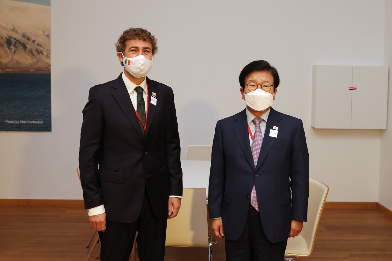 National Assembly Speaker Park Byeong-seug poses with Mark Daly, chair of the Senate of Ireland, at the fifth World Conference of Speakers of Parliament in Vienna on Sept. 8. (Yonhap)