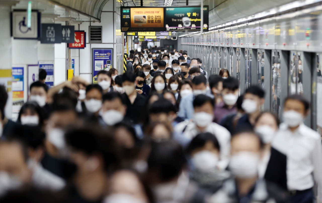 View of a packed subway station near Gwanghwamun area in central Seoul on Monday. (Yonhap)