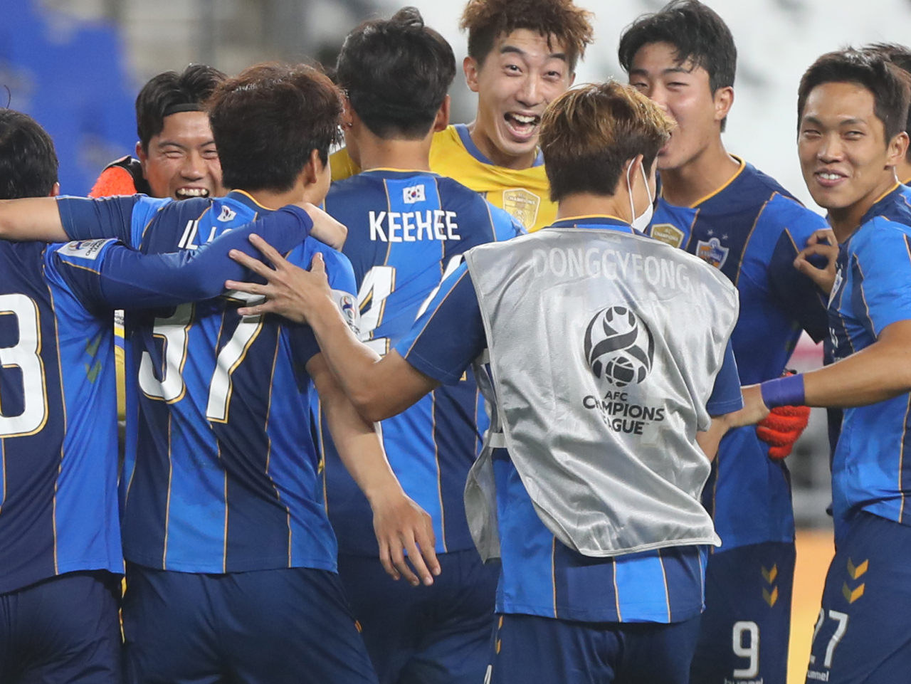 14일 울산 문수축구경기장에서 열린 2021 아시아축구연맹(AFC) 챔피언스리그(ACL) 16강 울산 현대와 가와사키 프론탈레의 경기에서 승부차기로 승리한 울산 선수들이 골키퍼 조현우를 얼싸안고 환호하고 있다. 연합뉴스