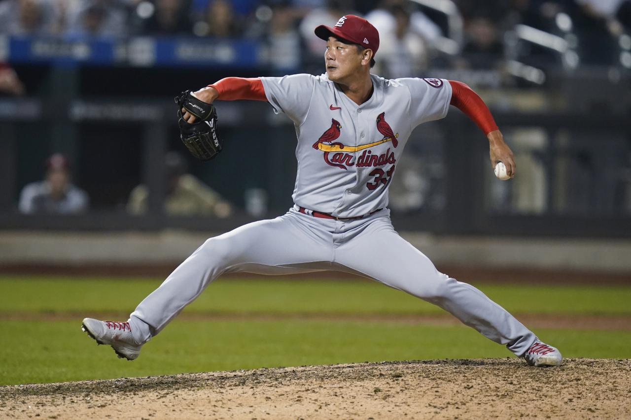 In this Associated Press photo, Kim Kwang-hyun of the St. Louis Cardinals pitches against the New York Mets during the bottom of the 11th inning of a Major League Baseball regular season game at Citi Field in New York on Tuesday. (AP-Yonhap)