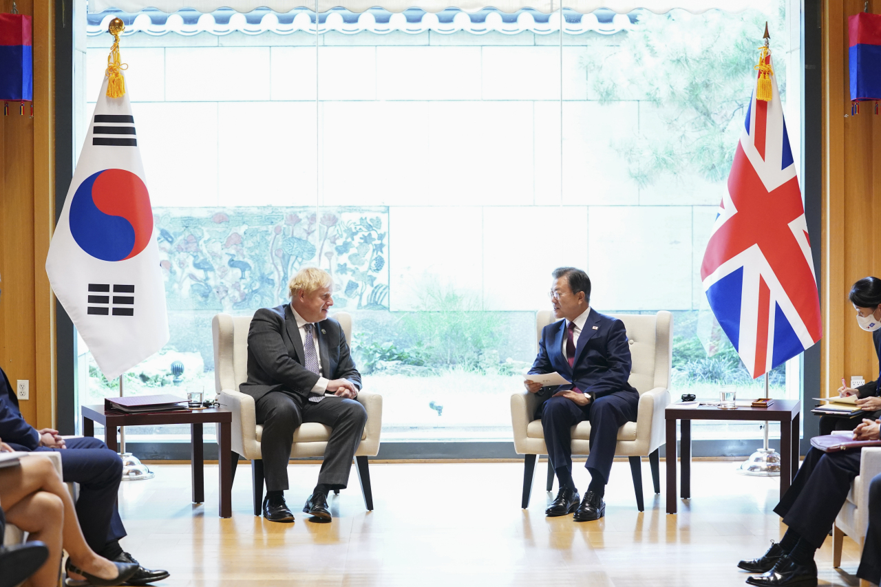 South Korean President Moon Jae-in (right) holds summit talks with British Prime Minister Boris Johnson in New York on Monday. (Yonhap)