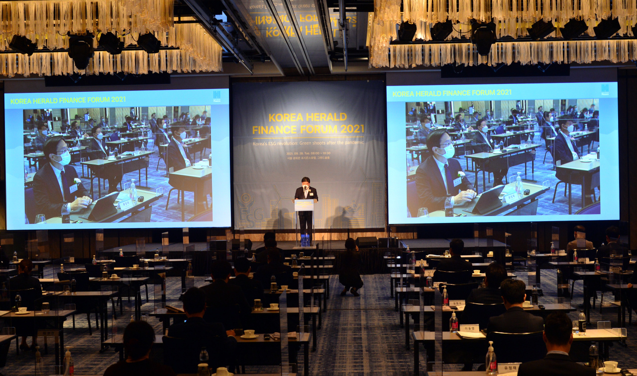 National Pension Service Chairman and CEO Kim Yong-jin delivers a keynote speech at the Korea Herald Finance and Investment Forum at Four Seasons Hotel Seoul on Tuesday. (Park Hyun-koo/The Korea Herald)