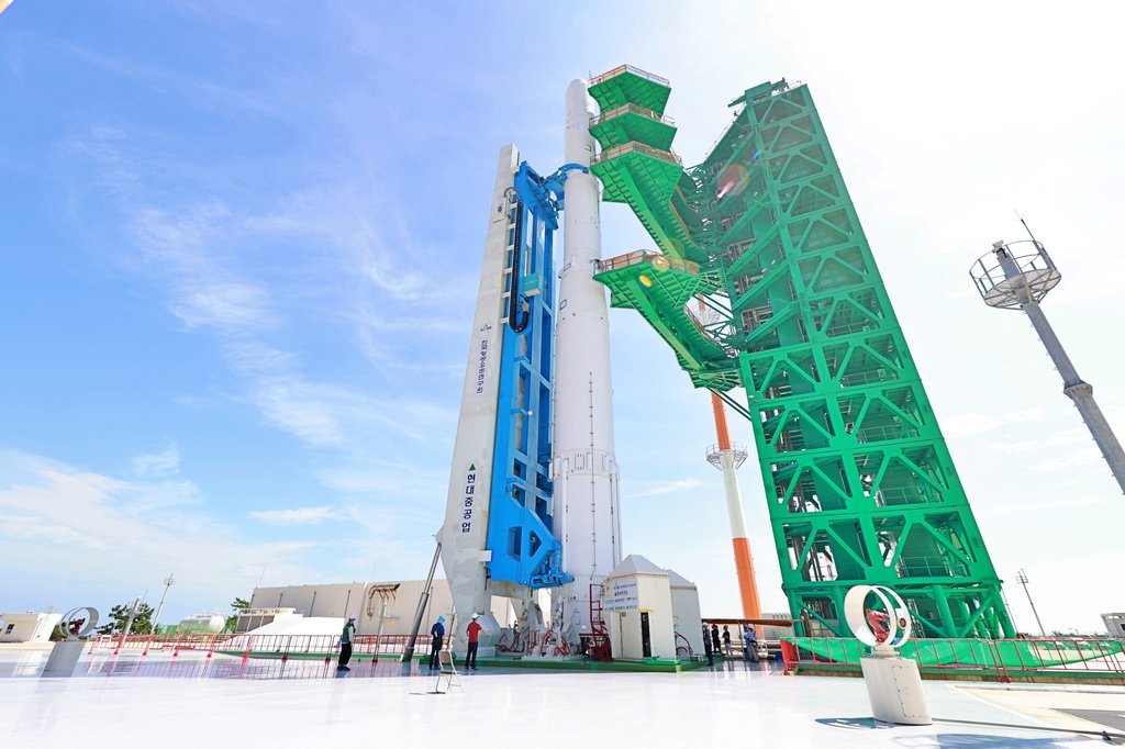 South Korea's homegrown space rocket stands on a launch pad for a wet dress rehearsal at the Naro Space Center in Goheung, South Jeolla Province, Sunday. (The Ministry of Science and ICT)