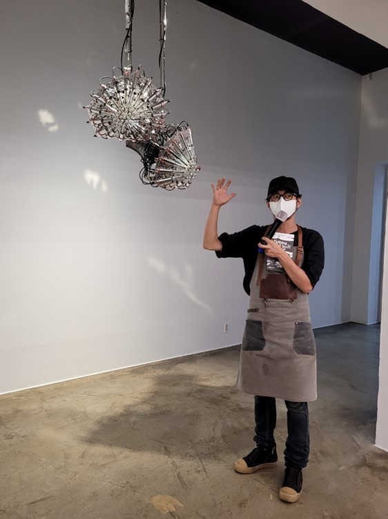 Artist Kim Yun-chul showcases his artwork 