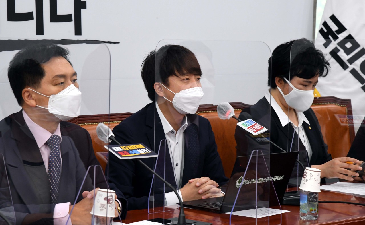 Lee Jun-seok (C), leader of the main opposition People Power Party, speaks during a meeting of the party's supreme council members at the National Assembly in Seoul on Thursday. (Yonhap)