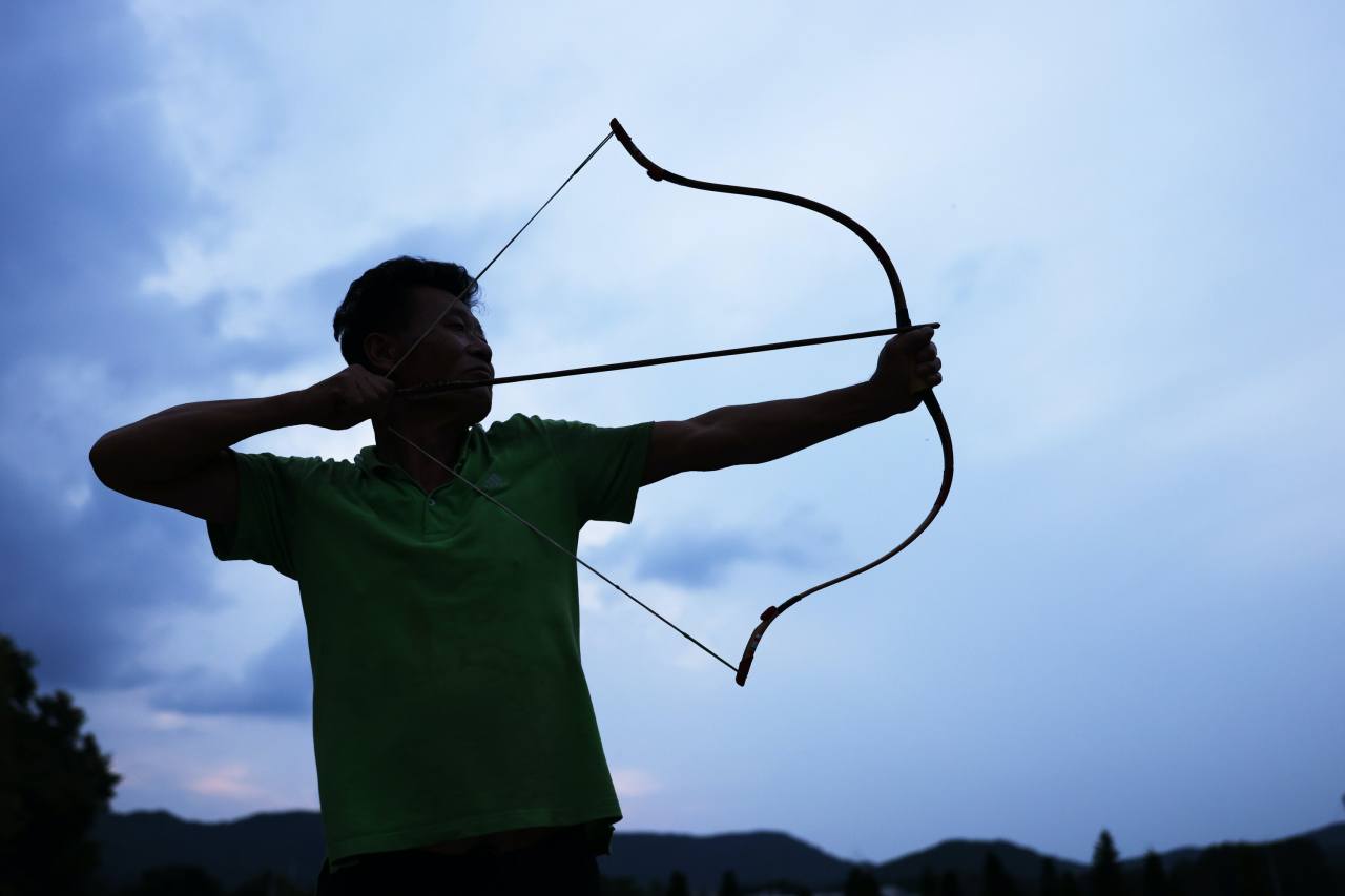 Gakgung maker Kim Gwang-deuk, who has been making the Korean bows since 1997, is testing a finished gakgung in Chungju, North Chungcheong Province. © 2021 Hyungwon Kang