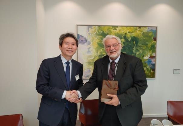 South Korean Unification Minister Lee In-young (L) shakes hands with Witold Waszczykowski, vice-chair of the European Parliament's Committee on Foreign Affairs, in Belgium on Thursday, in this photo released by the ministry the following day. (Yonhap)