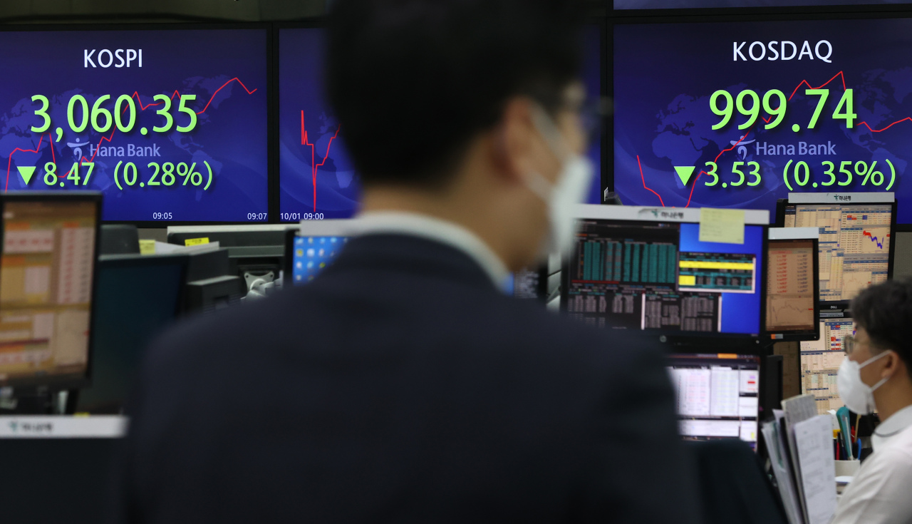 A screen shows Kospi chart in the Hana Bank dealing room in Myeong-dong, Seoul (Yonhap)