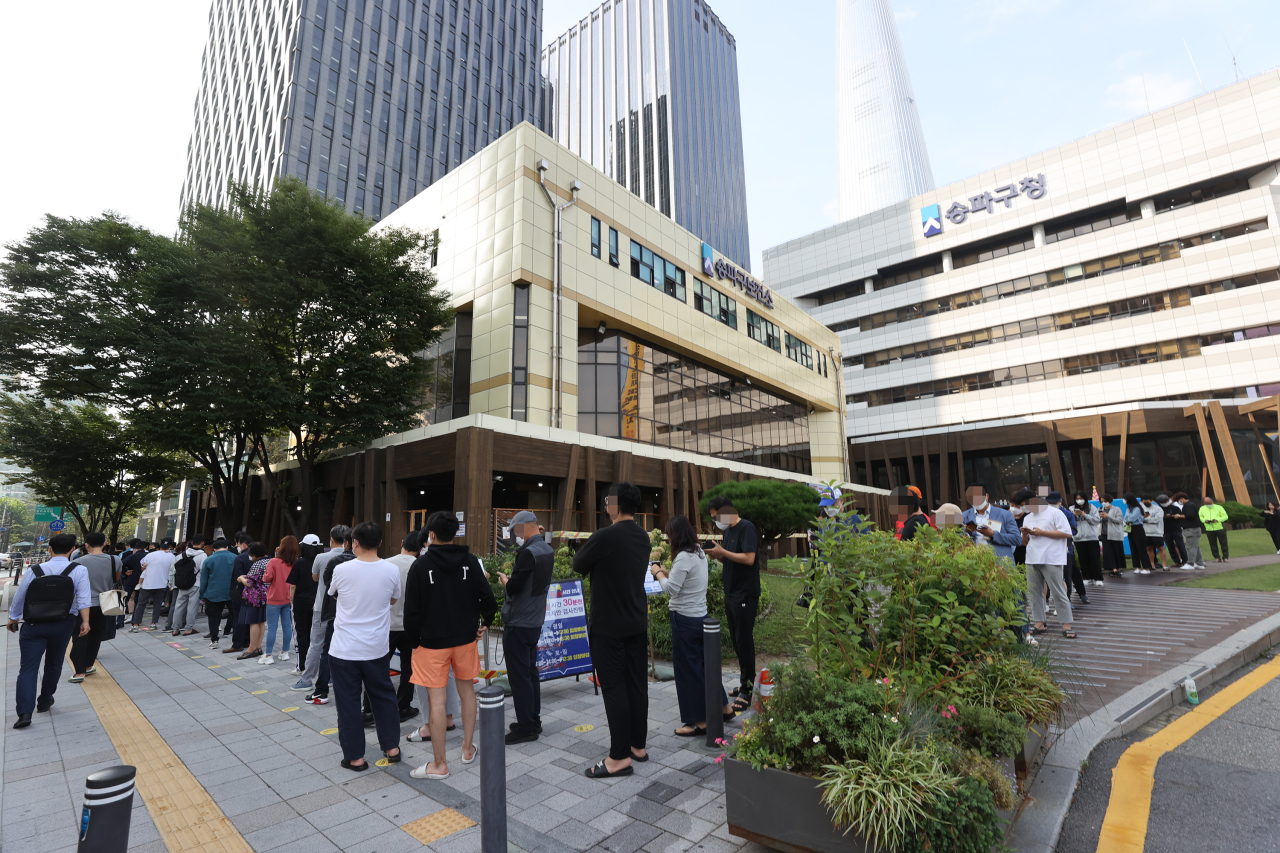 People stand in line to get COVID-19 tests at a testing site in Seoul on Oct. 1, 2021. (Yonhap)