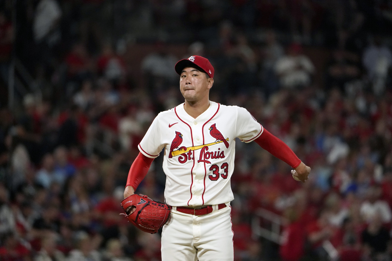 In this Associated Press photo, Kim Kwang-hyun of the St. Louis Cardinals warms up before pitching to the Chicago Cubs in the top of the sixth inning of a Major League Baseball regular season game at Busch Stadium in St. Louis last Saturday. (AP-Yonhap)
