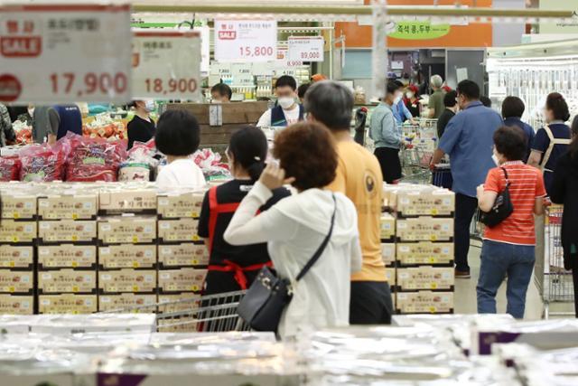 This undated file photo shows people shopping at a large discount store in Seoul. (Yonhap)