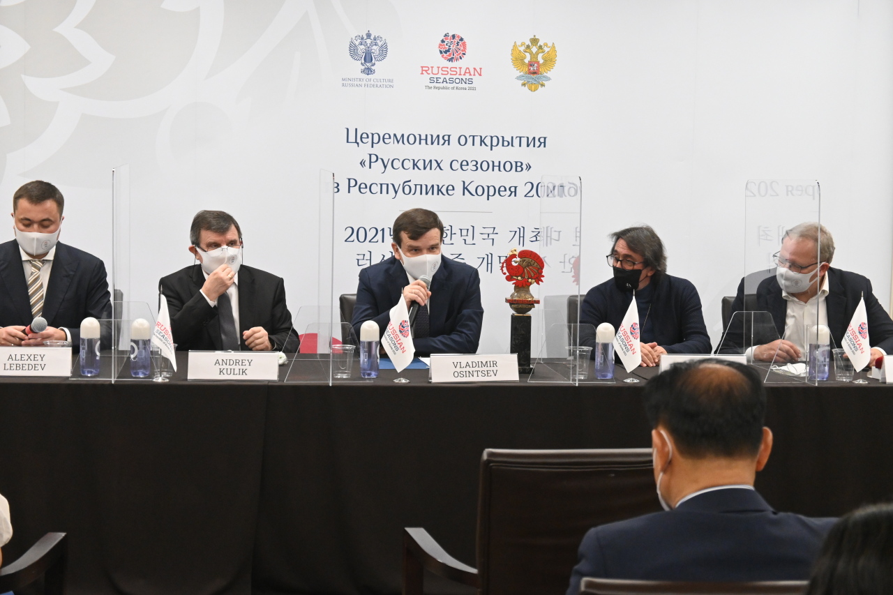 From left: Russian Seasons director Alexei Lebedev, Russian Ambassador to Korea Andrey Kulik, Russian Vice Minister of Culture Vladimir Osintev, the Moscow Soloists Chamber Orchestra’s artistic director Yuir Bashmet, and Semyon Mikhailovsky, rector of the Ilya Repin St. Petersburg Academy, attend a press conference for the Russian Seasons at Seoul Arts Center on Saturday. (Sanjay Kumar/The Korea Herald)