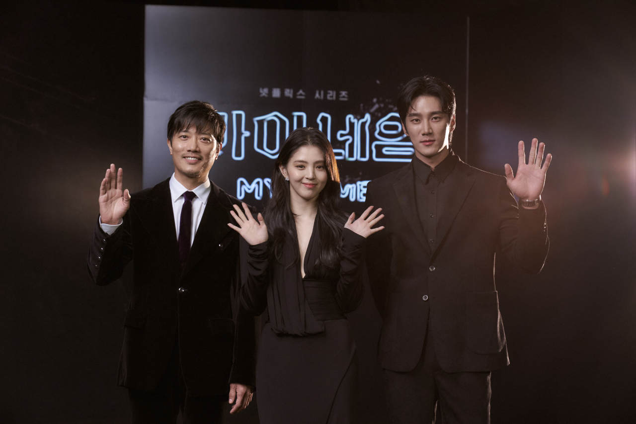 From left: Actors Park Hee-soon, Han So-hee and Ahn Bo-hyun pose for a photo before an online press conference Tuesday. (Netflix)