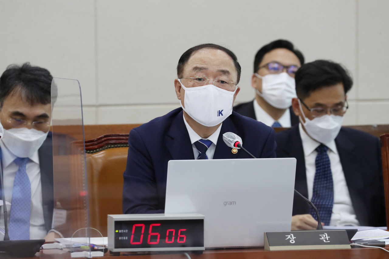 Finance Minister Hong Nam-ki speaks during an annual parliamentary audit of his office at at the National Assembly, Tuesday. (Yonhap)