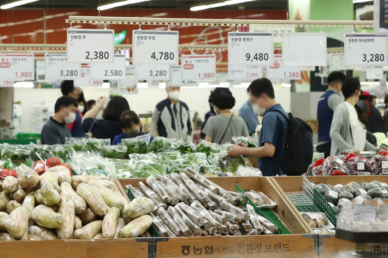 Citizens shop for groceries at a discount store in Seoul on Sunday. (Yonhap)