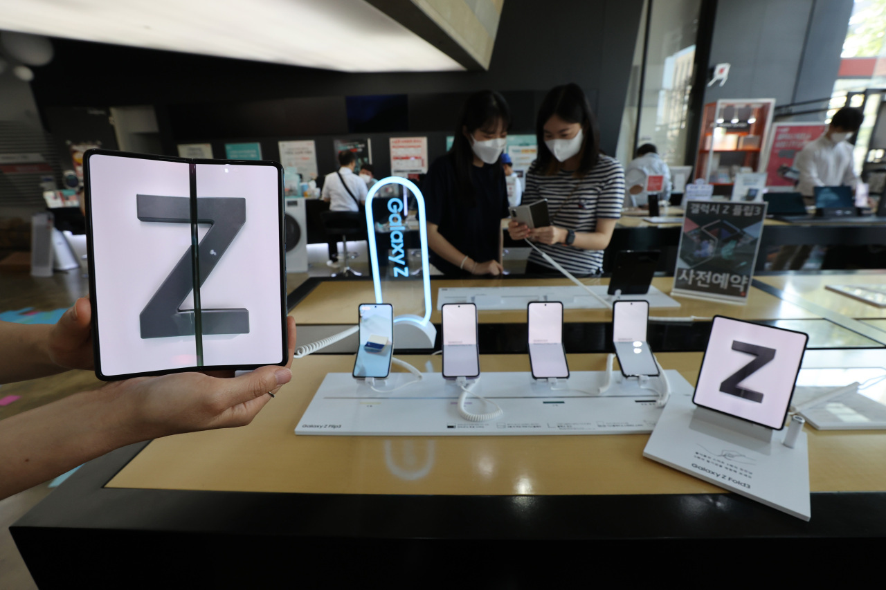 This photo shows Samsung Electronics Co.'s new Galaxy Z foldable smartphones displayed at a store in Seoul. (Yonhap)