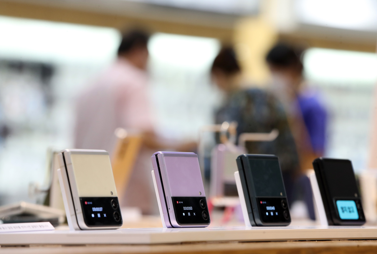 This file photo taken Tuesday, shows Samsung Electronics Co.'s Galaxy Z Flip3 smartphones displayed at a store in Seoul. (Yonhap)