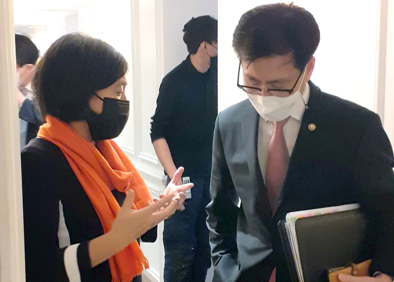 S. Korea’s Trade Minister Yeo Han-koo speaks with US trade representative Katherine Tai on Tueday in Paris. (Yonhap)