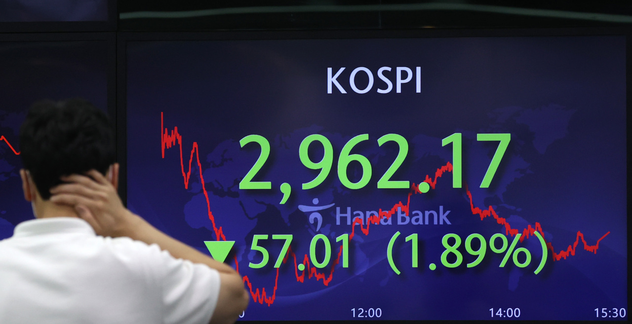The benchmark Korea Composite Stock Price Index (Kospi) figures are displayed at a dealing room of a local bank in Seoul, Wednesday. (Yonhap)