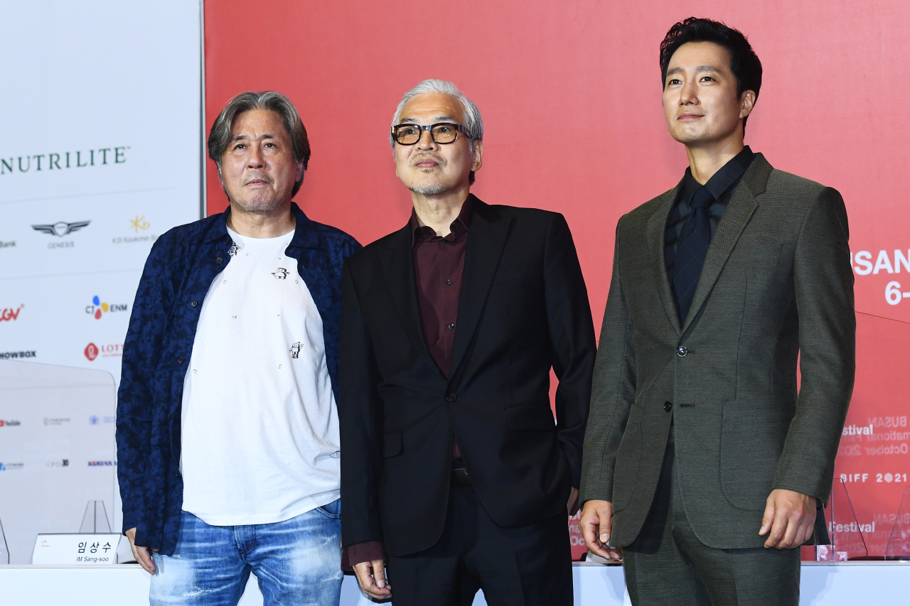 From left: Choi Min-sik, Im Sang-soo and Park Hye-il pose after a press conference to promote “Heaven: To the Land of Happiness” at the 26th Busan International Film Festival, in Busan on Wednesday. (Yonhap)