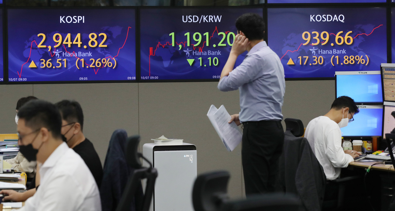 The benchmark Korea Composite Stock Price Index (Kospi) figures are displayed at a dealing room of a local bank in Seoul, Thursday. (Yonhap)