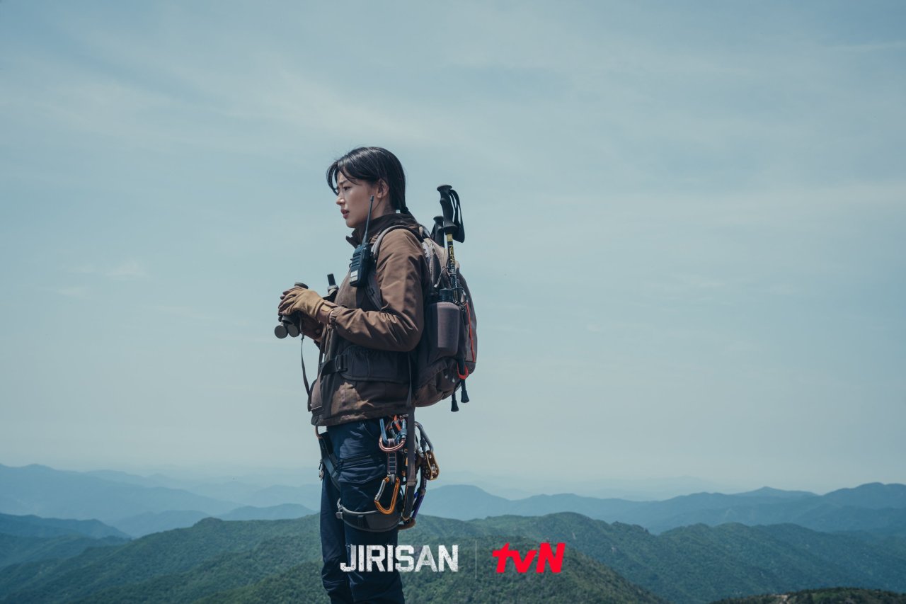 Actor Jun Ji-hyun plays Jirisan National Park’s top ranger Seo Yi-gang in “Jirisan” (tvN)