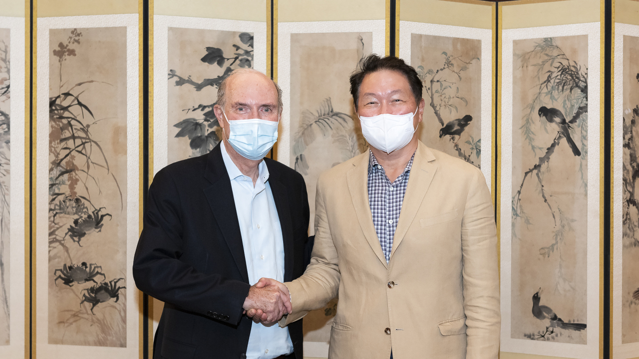SK Group Chairman Chey Tae-won (right) poses with Plug Power CEO Andrew J. Marsh during a meeting to discuss hydrogen ecosystems held at its headquarters in central Seoul, on Wednesday. (SK Group)