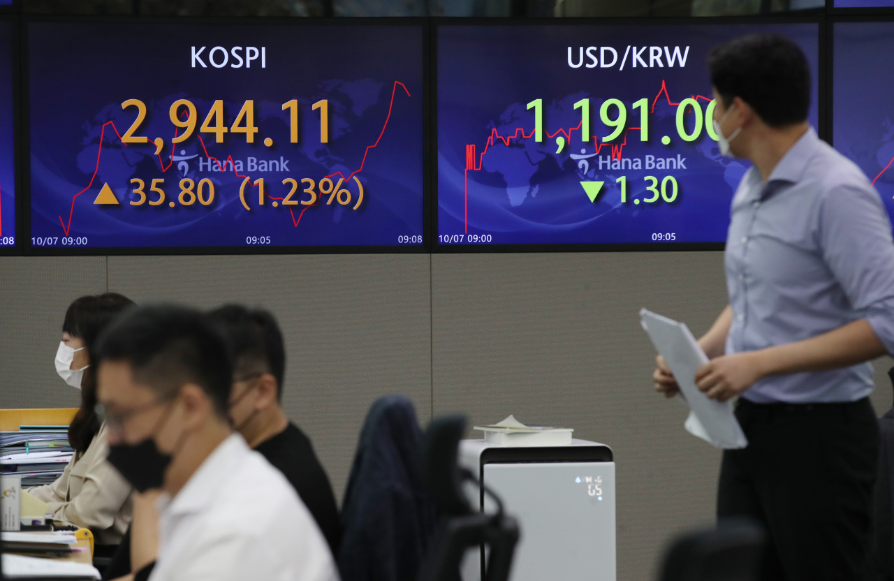 A monitor at the dealing room of the headquarters of Hana Bank in central Seoul shows the benchmark KOSPI`s opening level Thursday. (Yonhap)