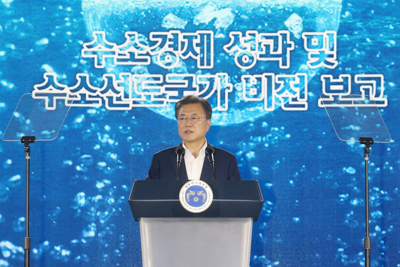 South Korean President Moon Jae-in speaks at a briefing session on hydrogen economy at the Industrial Complex in Cheongna International City, Incheon. (Yonhap)