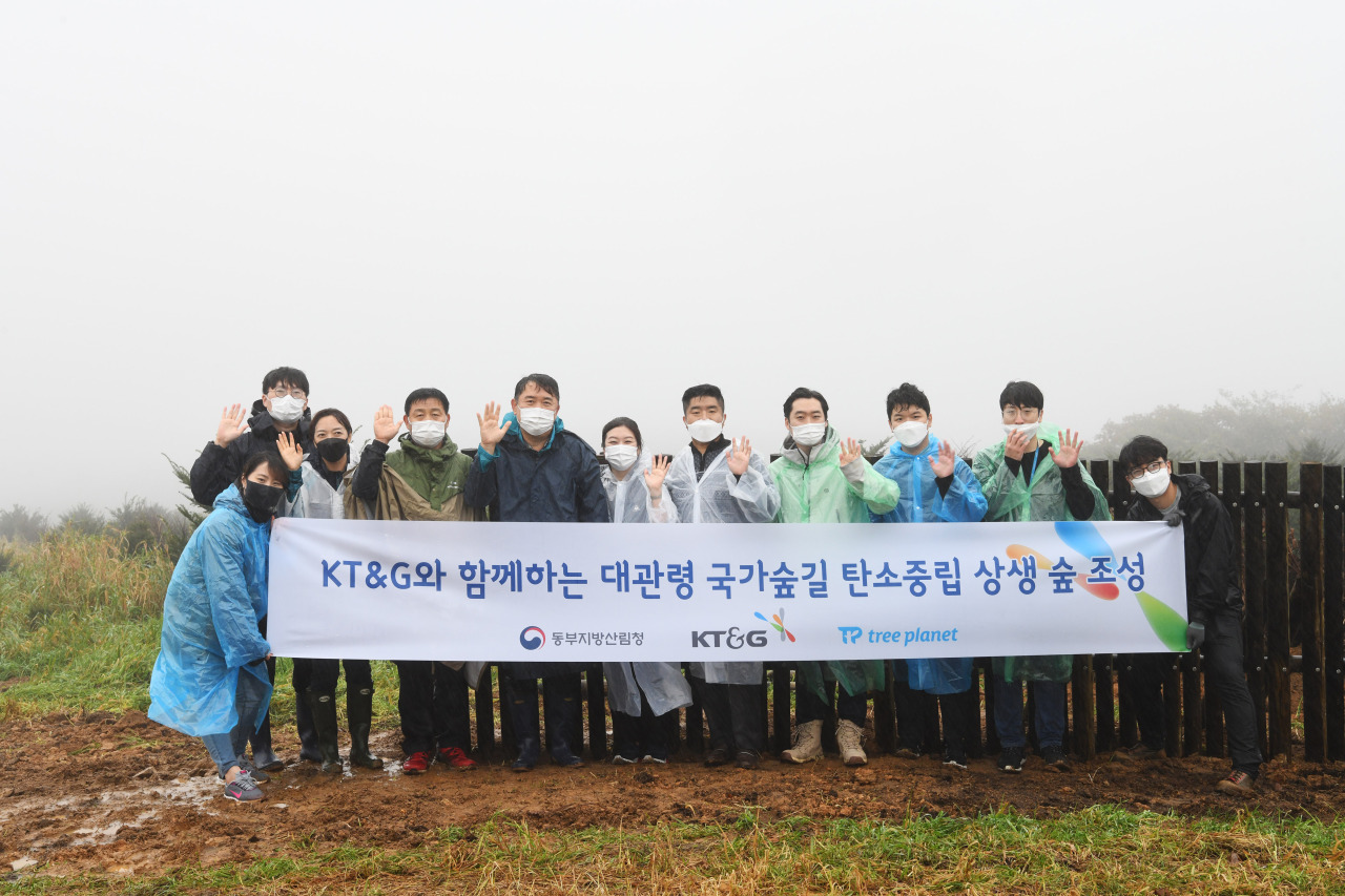 KT&G staff and campaign partners took part in the tree planting proejct in Daegwallyeong in Gangwon Province. (KT&G)