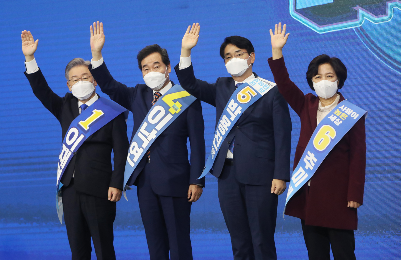 (From left) Gyeonggi Province Gov. Lee Jae-myung, former Prime Minister Lee Nak-yon, Rep. Park Yong-jin and former Justice Minister Choo Mi-ae (Yonhap)