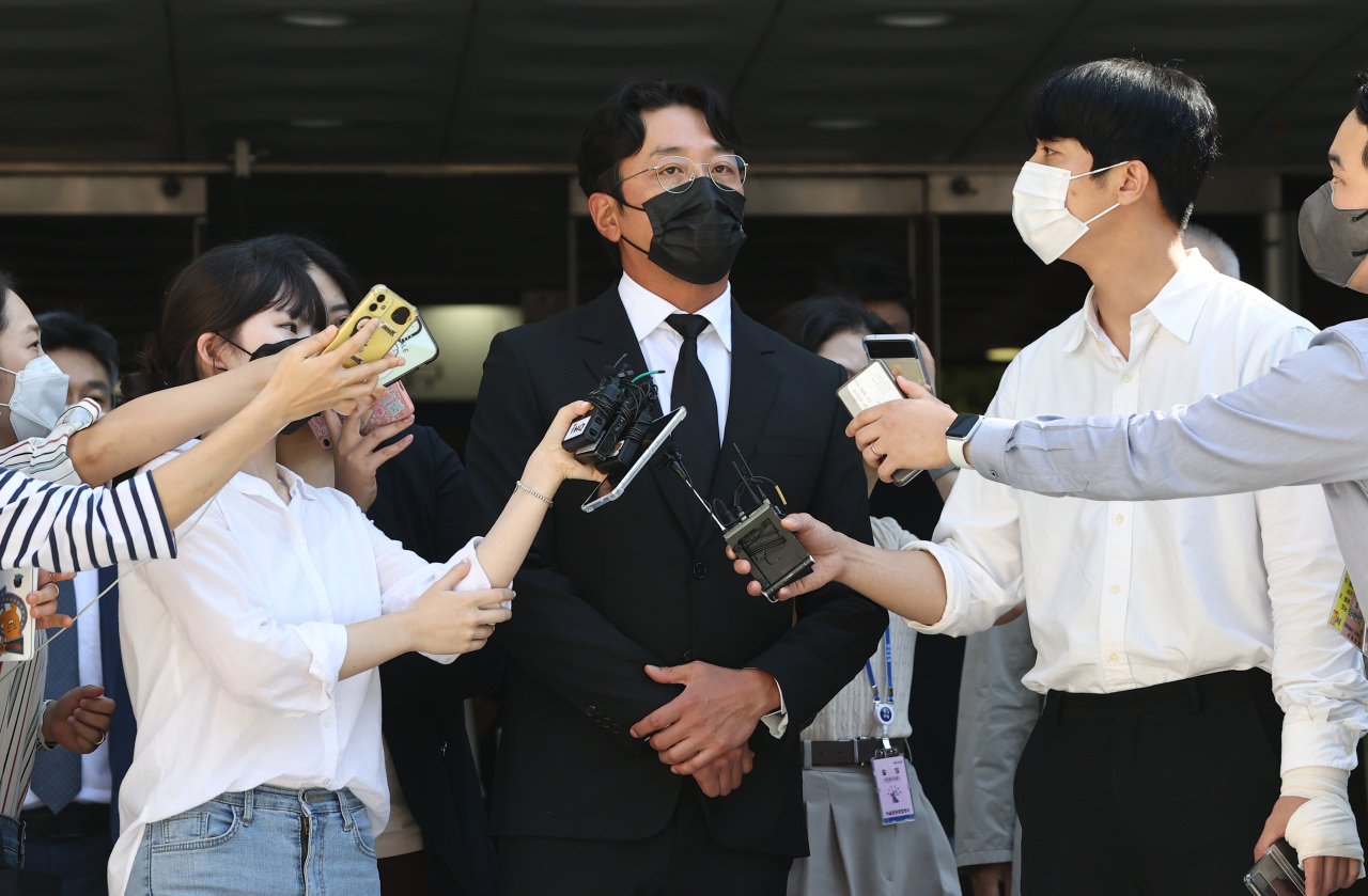 Ha Jung-woo walks out of Seoul Central District Court on Sept. 14, after attending a sentencing hearing on his drug abuse charges. (Yonhap)