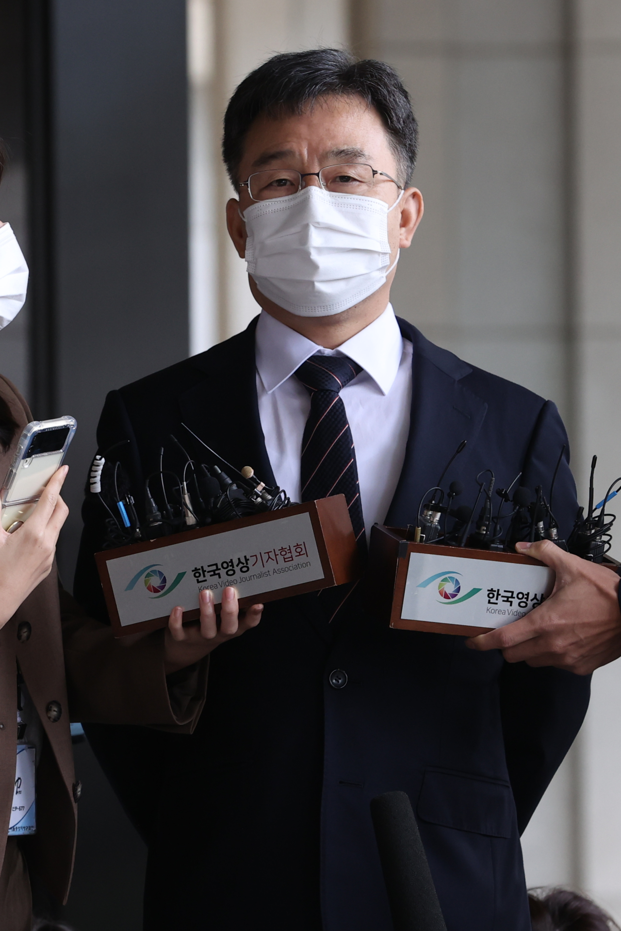 Kim Man-bae, owner of asset management firm, Hwacheon Daeyu, speaks to reporters after arriving at the Seoul Central District Prosecutors' Office on Monday, for questioning. (Yonhap)