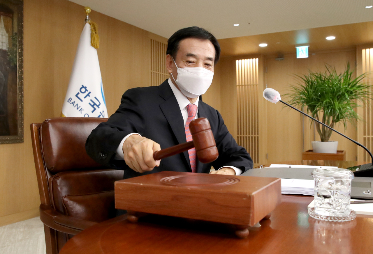 BOK Gov. Lee Ju-yeol chairs a monetary policy meeting held at the central bank headquarters in Seoul on Tuesday. (Yonhap)