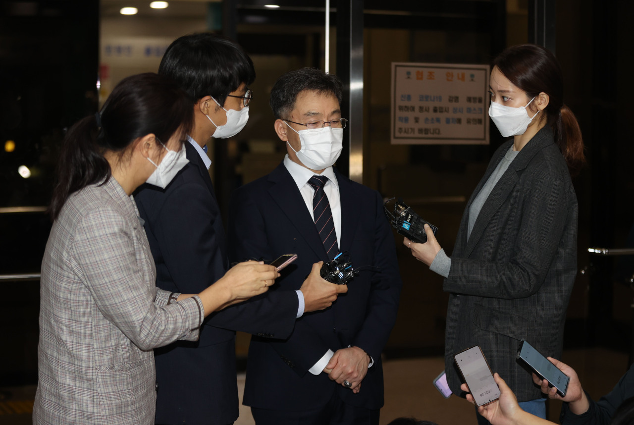 Kim Man-bae, owner of Hwacheon Daeyu, an asset management firm, speaks to reporters at the Seoul Central District Prosecutors' Office, Monday. (Yonhap)