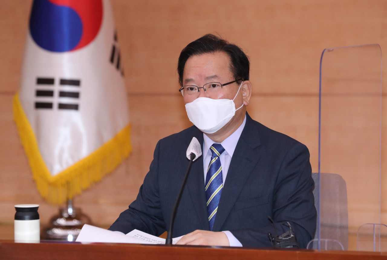 Prime Minister Kim Boo-kyum speaks during the inaugural meeting of a new government-civilian committee at the government complex in Seoul on Wednesday, to handle the transition to normal life under the coronavirus pandemic. (Yonhap)