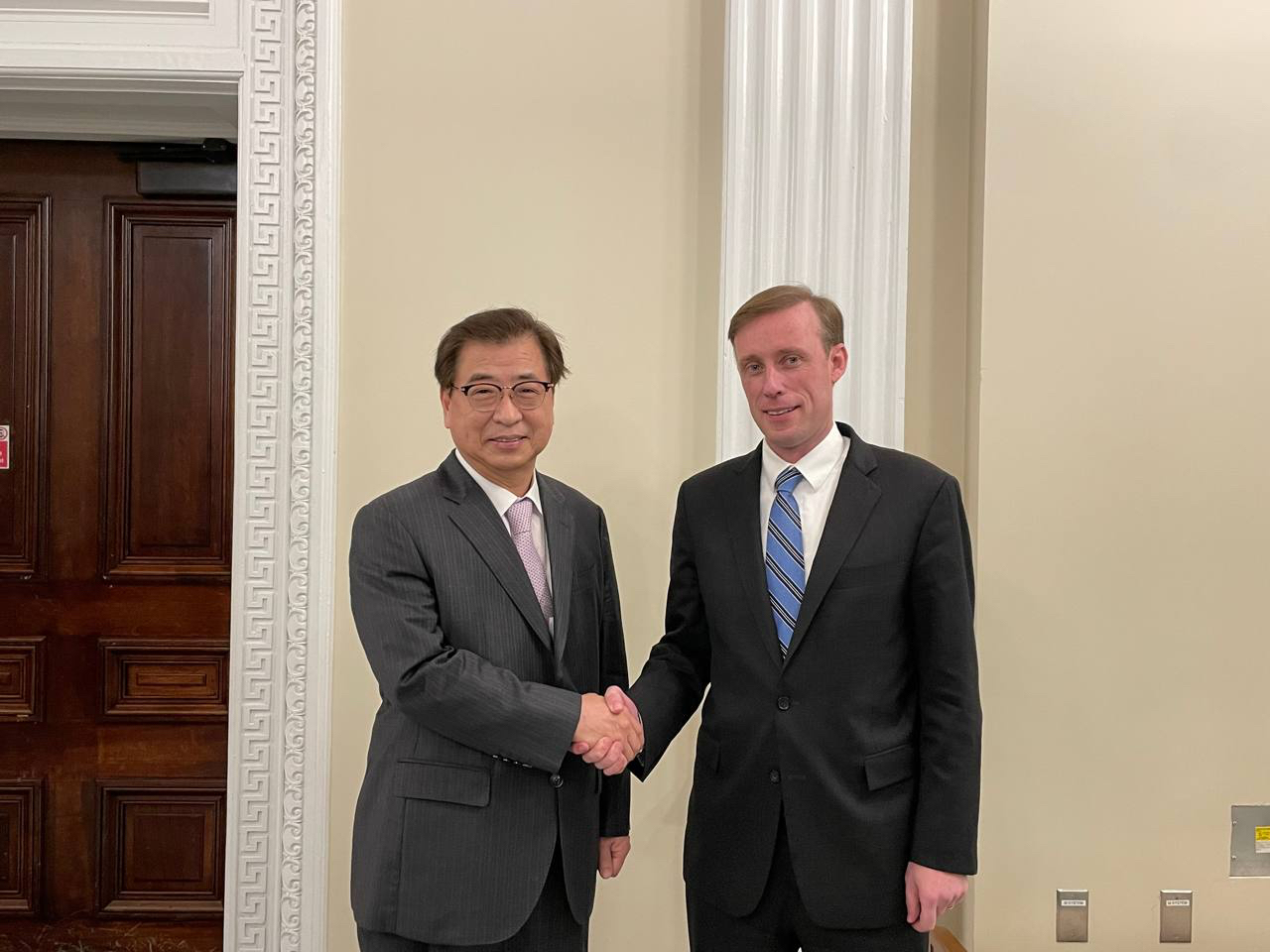 Suh Hoon, South Korea’s director of national security at Cheong Wa Dae, shakes hands with his US counterpart, Jake Sullivan, in Washington on Tuesday. (Yonhap)