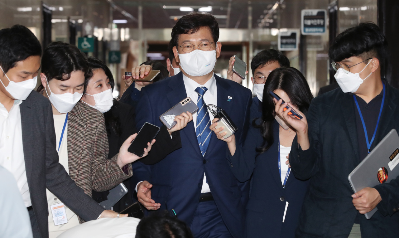 Rep. Song Young-gil, the leader of the ruling Democratic Party, arrives at the National Assembly to attend a closed-door meeting on disputed primary results.(Yonhap)